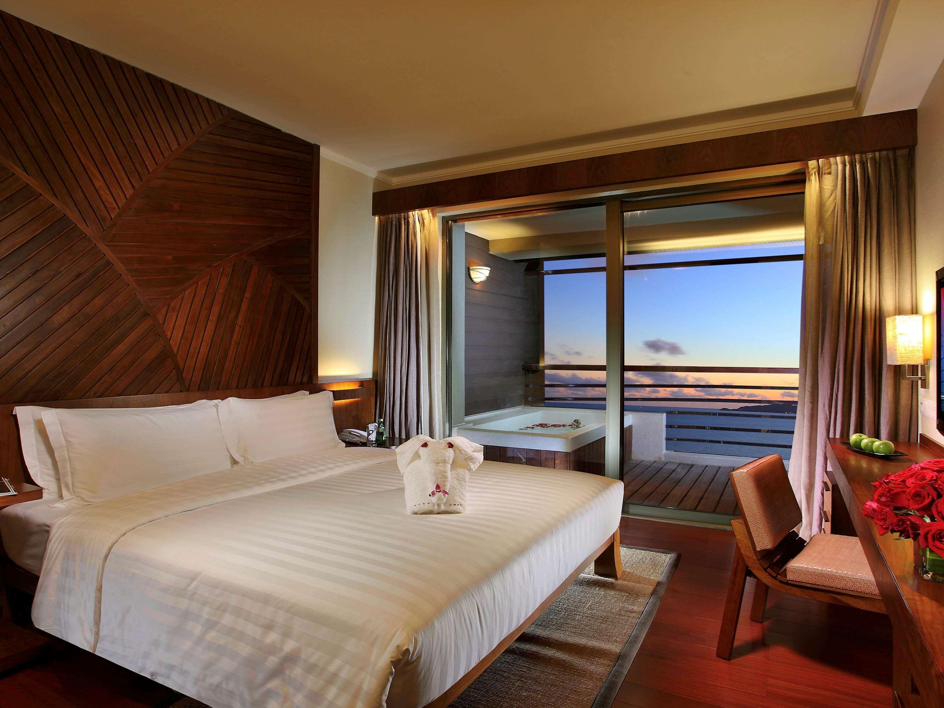 Pullman Oceanview Sanya Bay Resort & Spa Exterior photo
